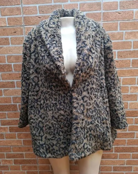 casaco plus size  animal print  pelo sintético veste 48 a 52