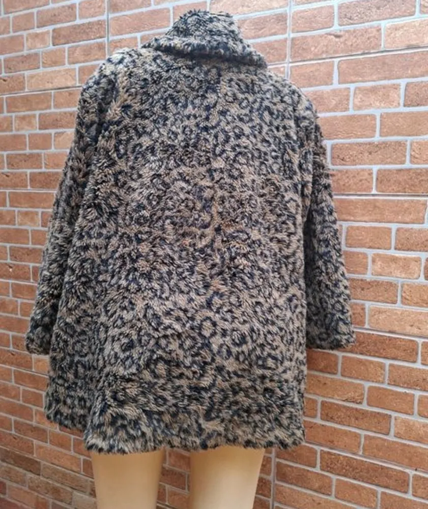 casaco plus size  animal print  pelo sintético veste 48 a 52