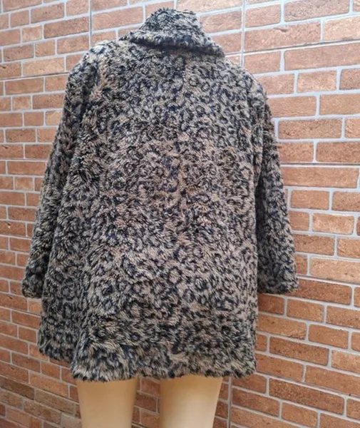 casaco plus size  animal print  pelo sintético veste 48 a 52