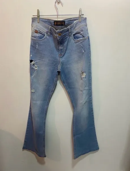 calça jeans flare tonalidade clara colcci
