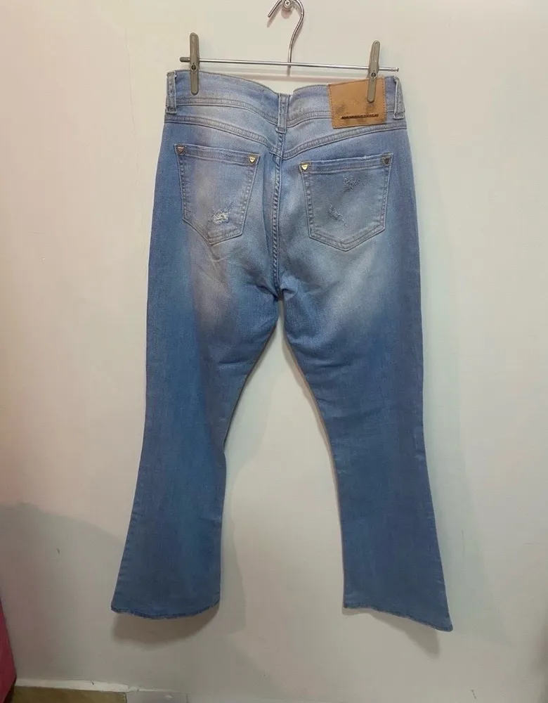 calça jeans flare tonalidade clara colcci