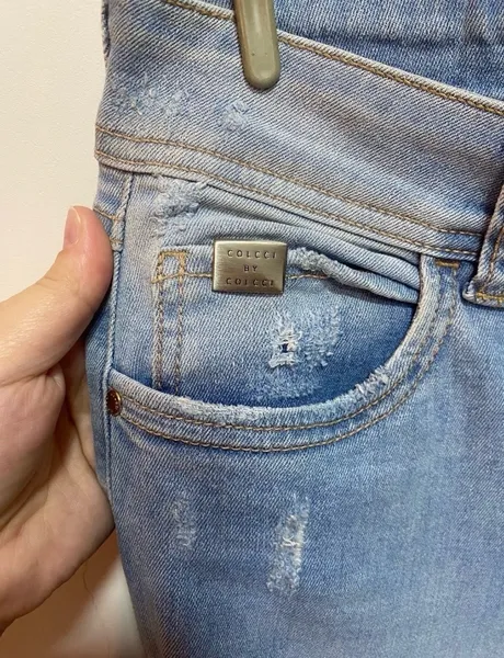 calça jeans flare tonalidade clara colcci