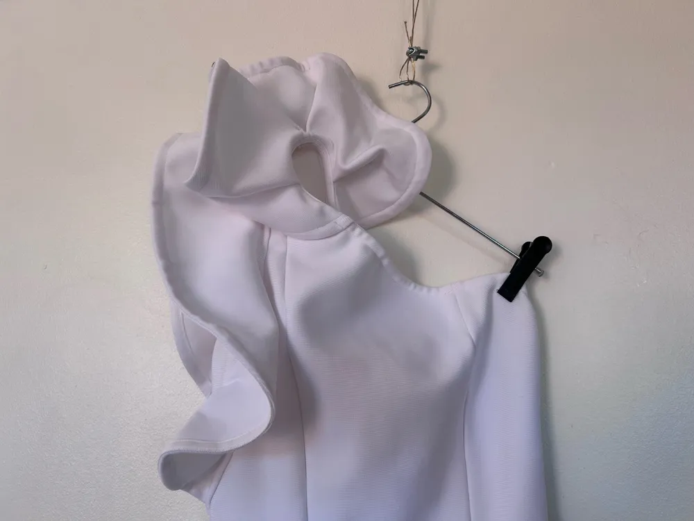 vestido branco  babado mula