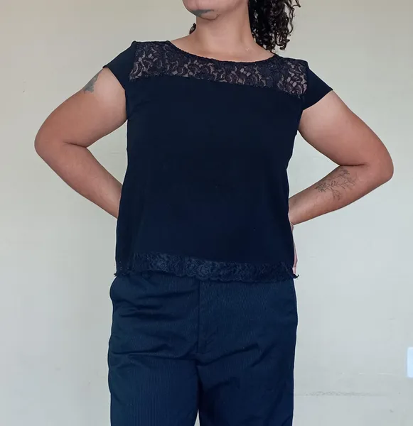 Blusa preta com detalhes em renda