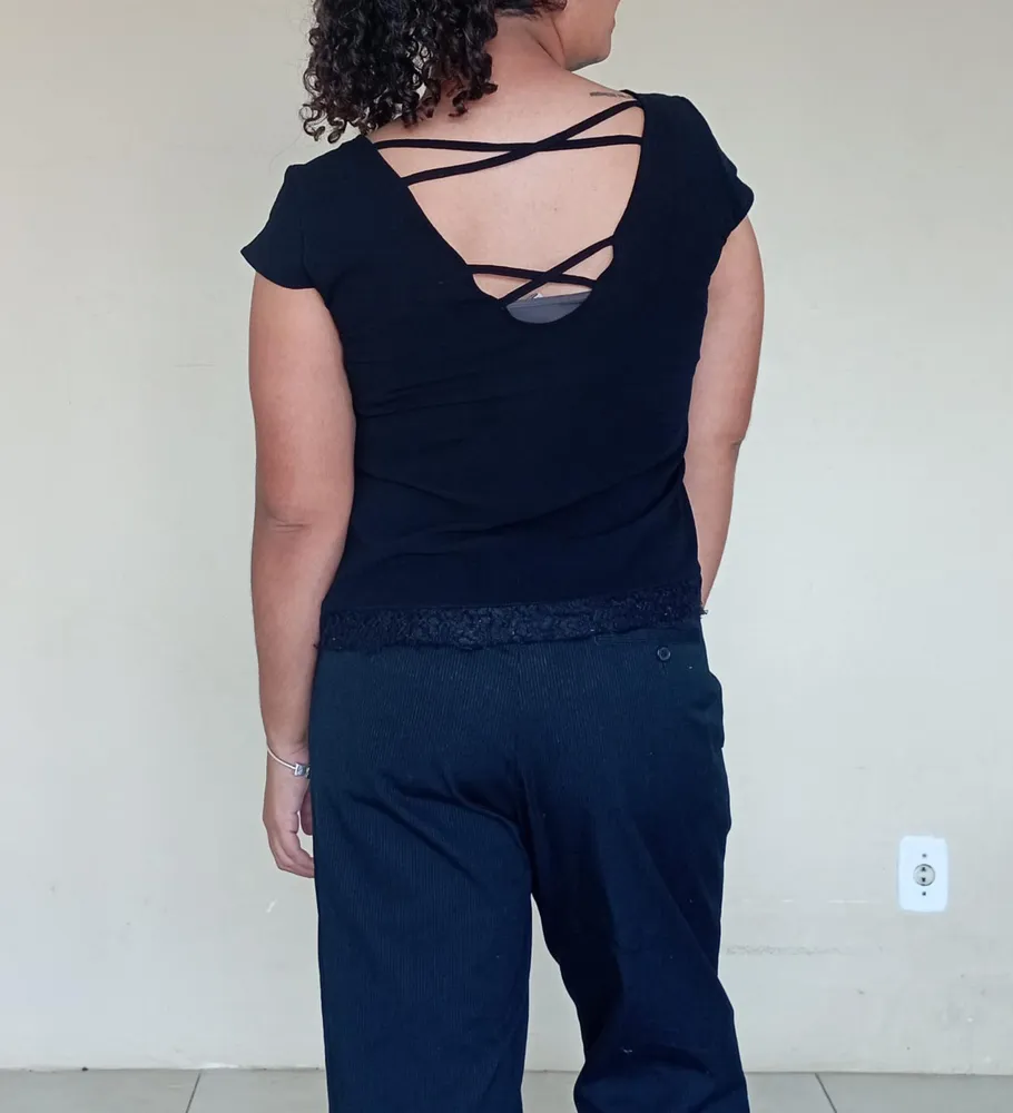 Blusa preta com detalhes em renda