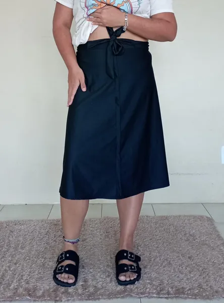 Saia midi na cor preta
