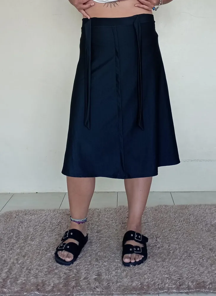 Saia midi na cor preta
