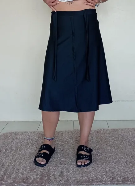 Saia midi na cor preta