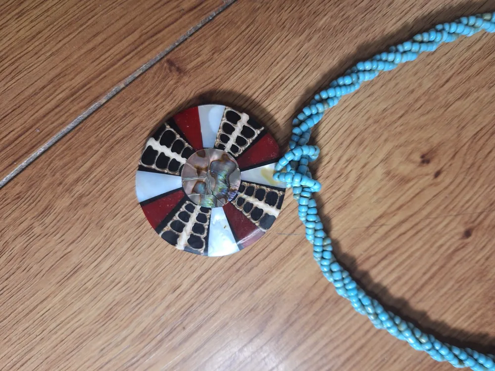 Colar artesanal de miçangas azul-turquesa
