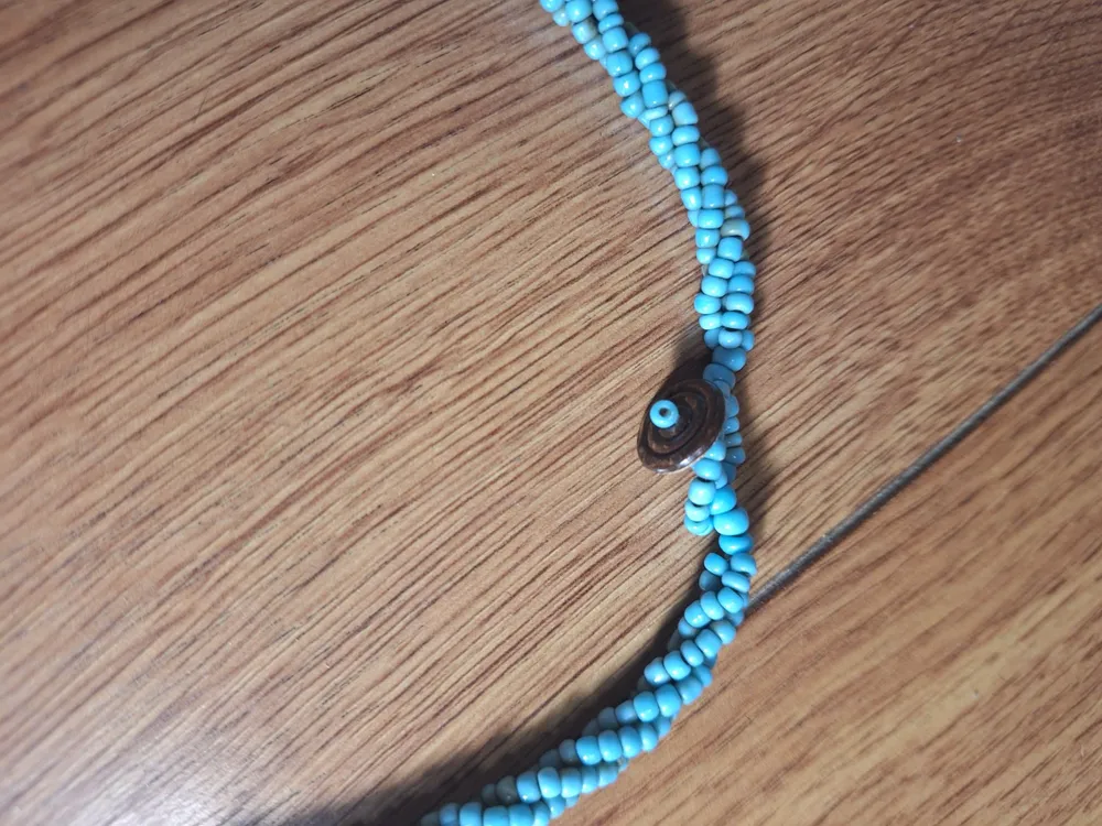 Colar artesanal de miçangas azul-turquesa