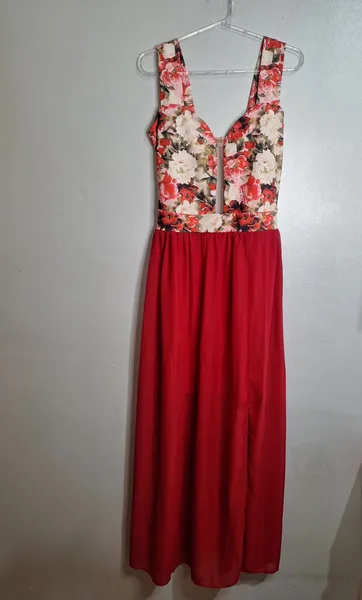 Vestilo longo floral vermelho