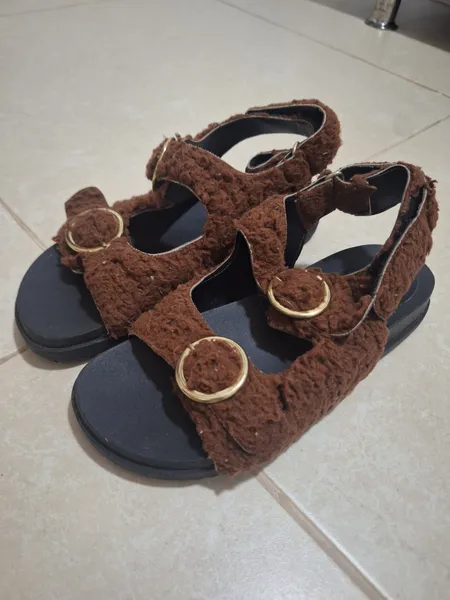 mocassim peludo marrom