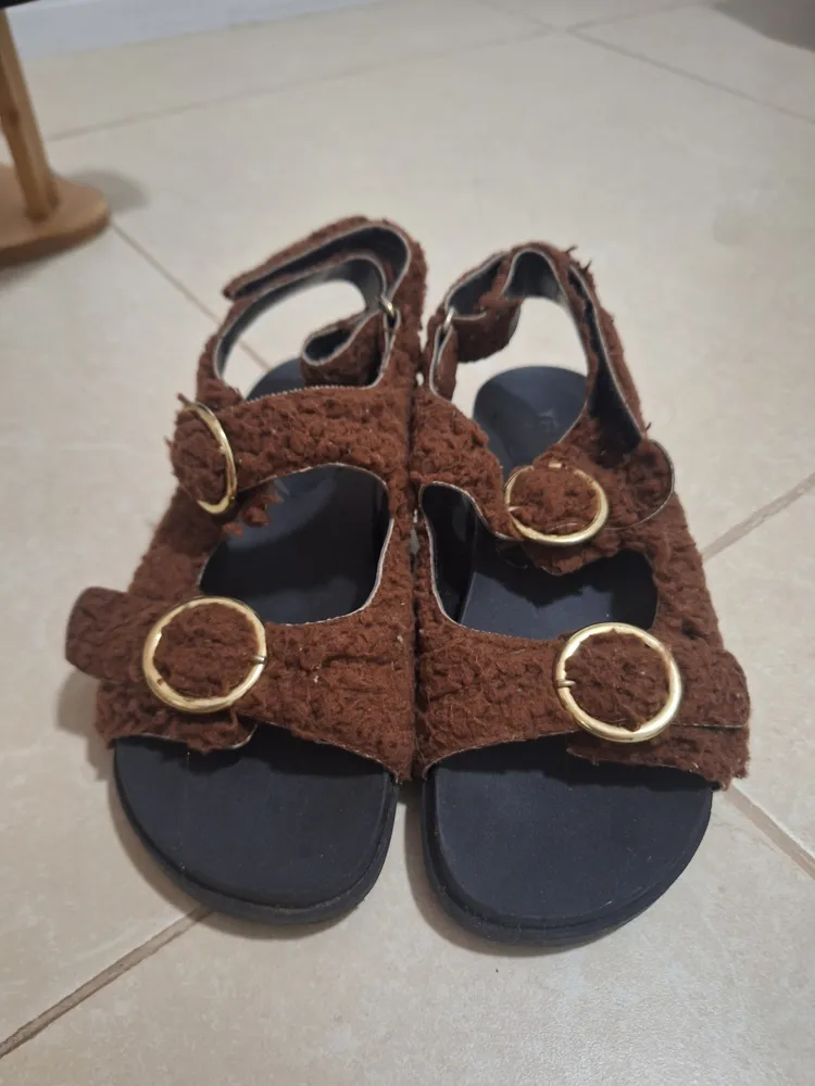 mocassim peludo marrom