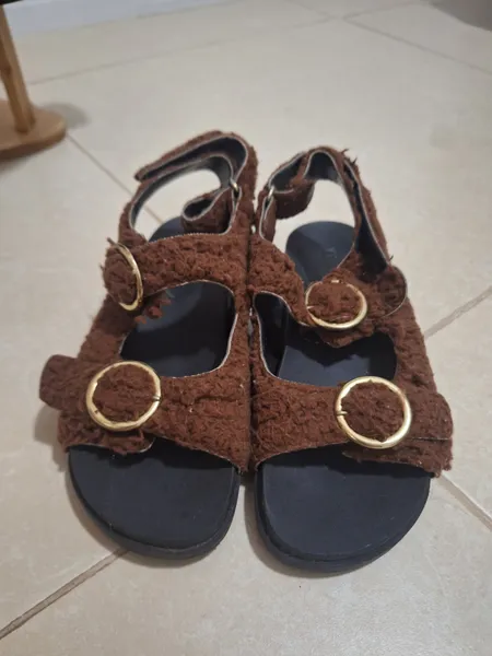 mocassim peludo marrom