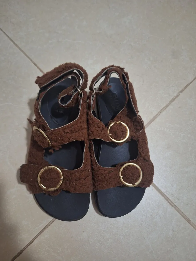 mocassim peludo marrom