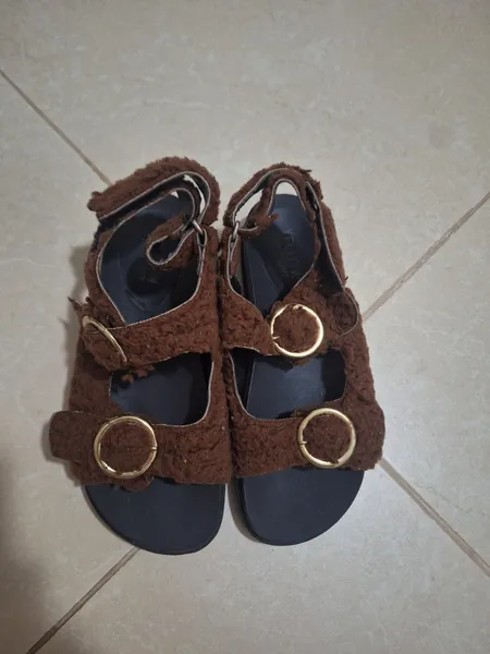 mocassim peludo marrom