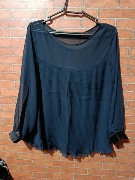 blusa azul marinho, manga 3/4
