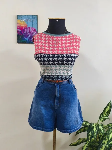 tricô e shorts jeans