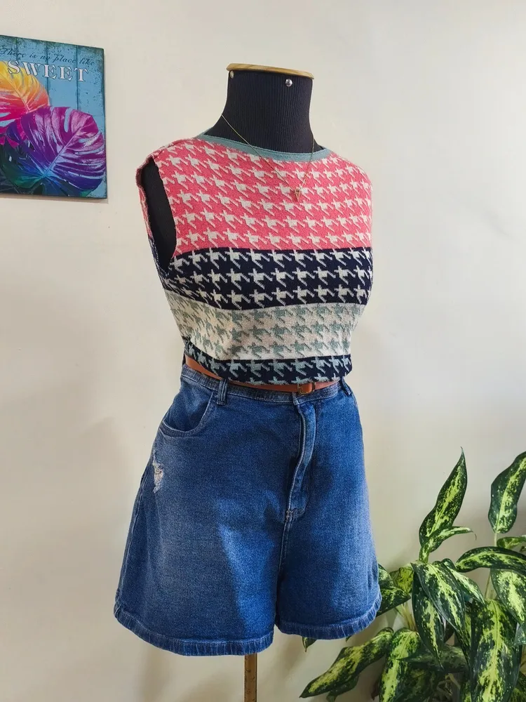 tricô e shorts jeans