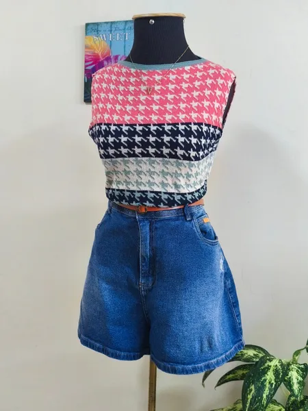 tricô e shorts jeans