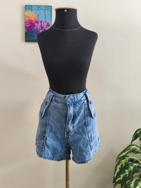 Short jeans com vários bolsos e botões
