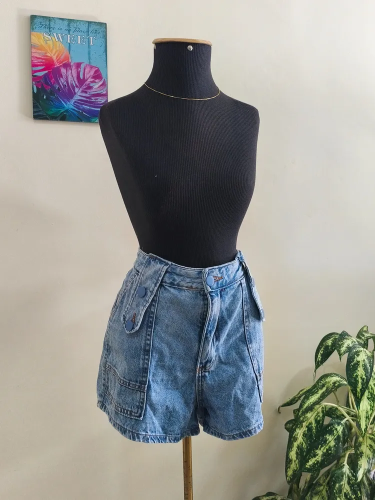 Short jeans com vários bolsos e botões
