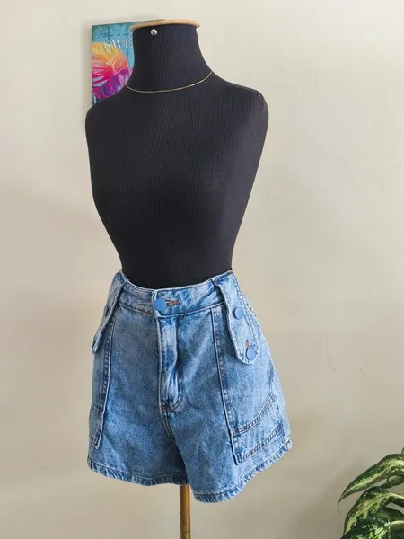 Short jeans com vários bolsos e botões