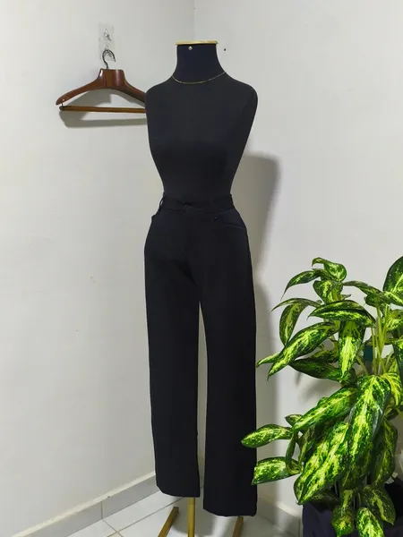 Calça preta com corte reto e estilo alfaiataria (Shoulder)
