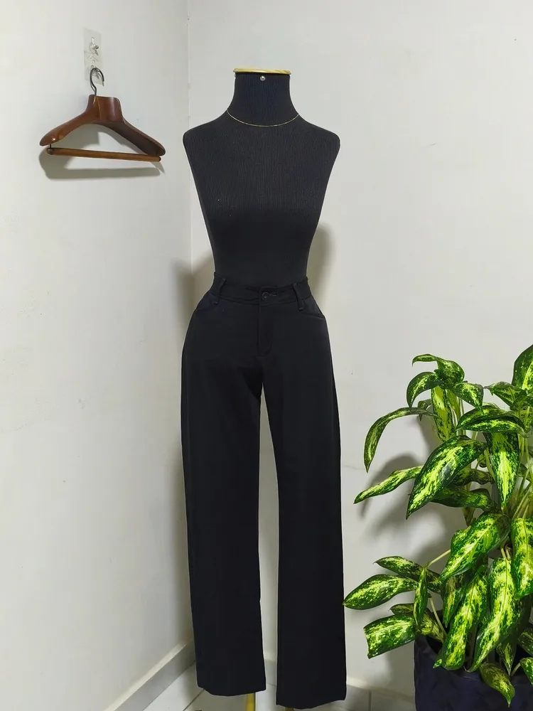 Calça preta com corte reto e estilo alfaiataria (Shoulder)