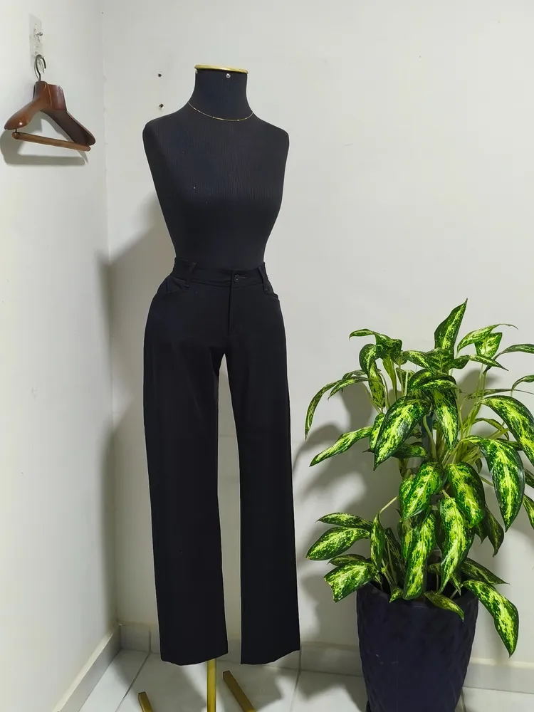 Calça preta com corte reto e estilo alfaiataria (Shoulder)