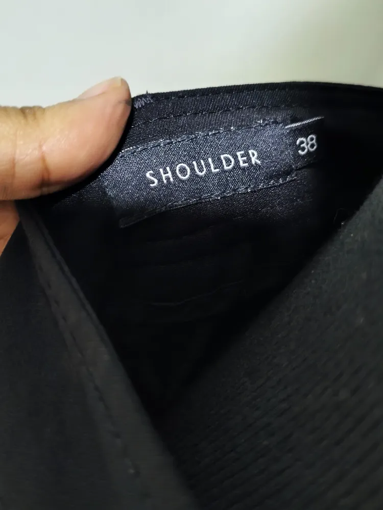 Calça preta com corte reto e estilo alfaiataria (Shoulder)