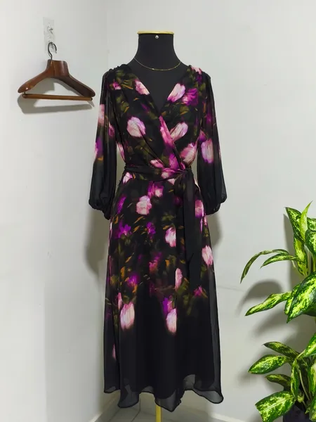Vestido midi transpassado DKNY