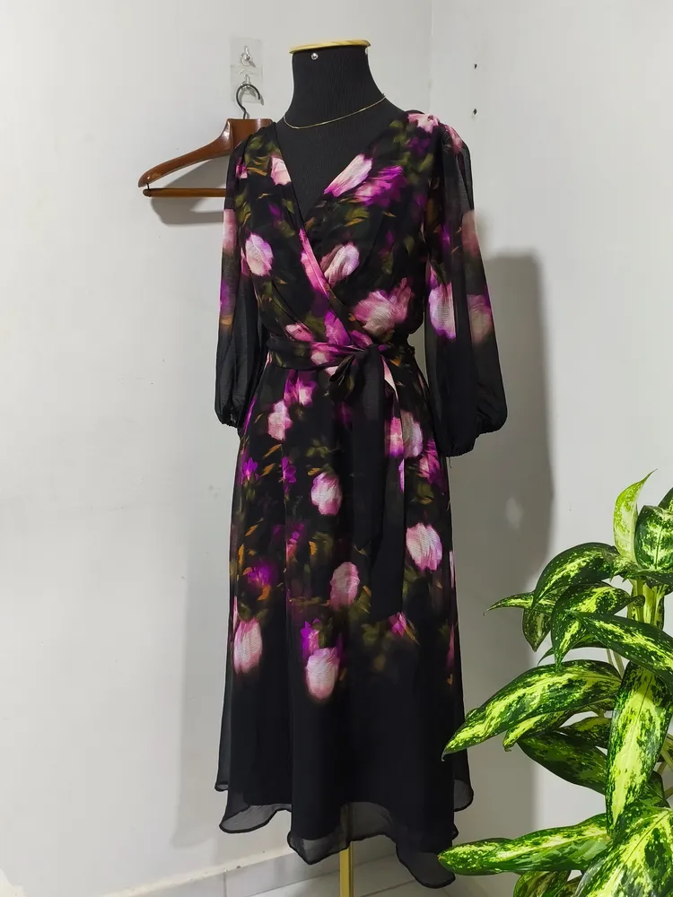 Vestido midi transpassado DKNY
