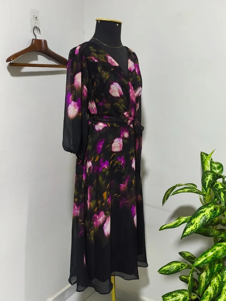 Vestido midi transpassado DKNY