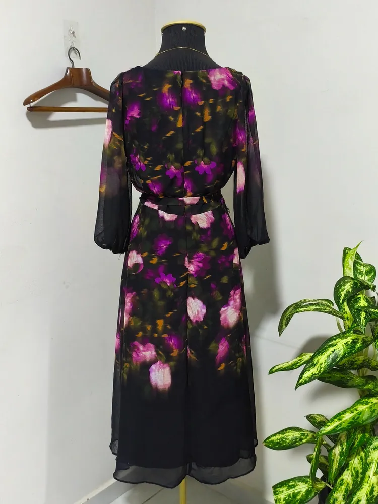Vestido midi transpassado DKNY