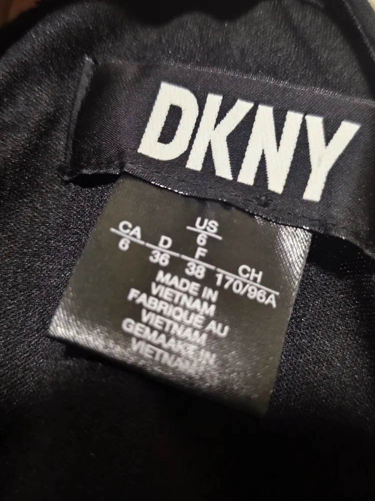 Vestido midi transpassado DKNY