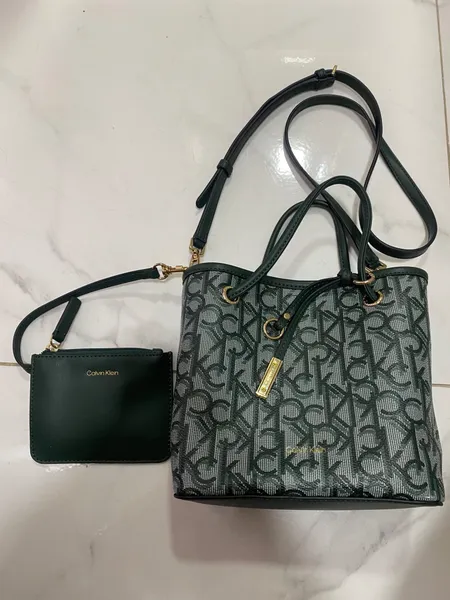 Bolsa Calvin Klein impecável