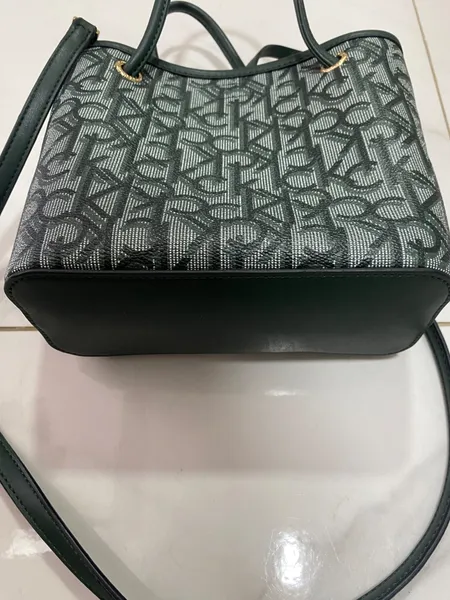 Bolsa Calvin Klein impecável