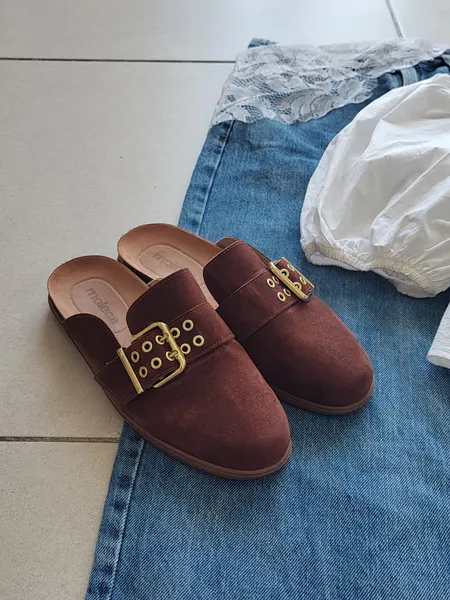 mule moleca marrom