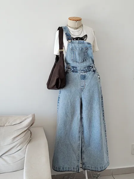 JARDINEIRA MACACÃO JEANS LAVAGEM CLARA