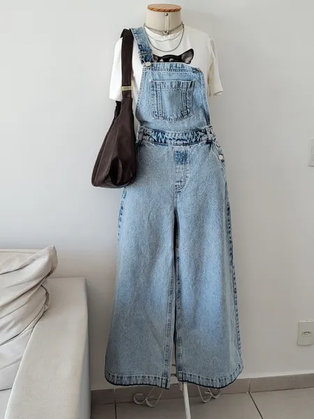 JARDINEIRA MACACÃO JEANS LAVAGEM CLARA