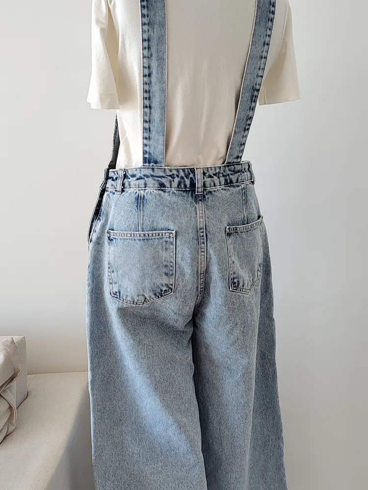 JARDINEIRA MACACÃO JEANS LAVAGEM CLARA