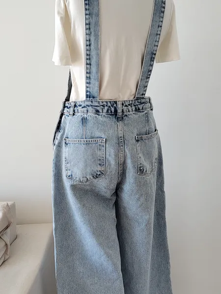 JARDINEIRA MACACÃO JEANS LAVAGEM CLARA