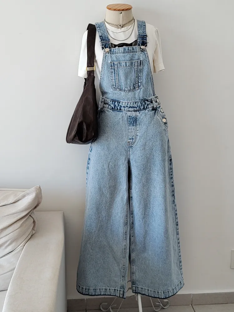 JARDINEIRA MACACÃO JEANS LAVAGEM CLARA