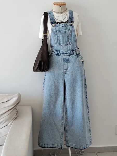 JARDINEIRA MACACÃO JEANS LAVAGEM CLARA