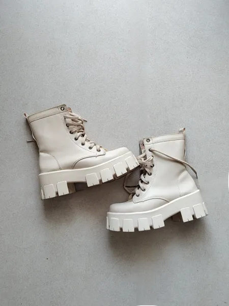 BOTA TRATORADA COR CREME BEM ESTRUTURADA