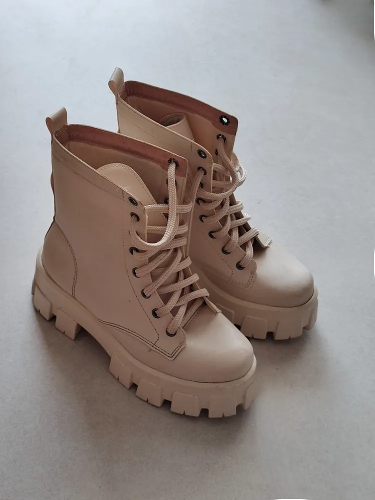BOTA TRATORADA COR CREME BEM ESTRUTURADA