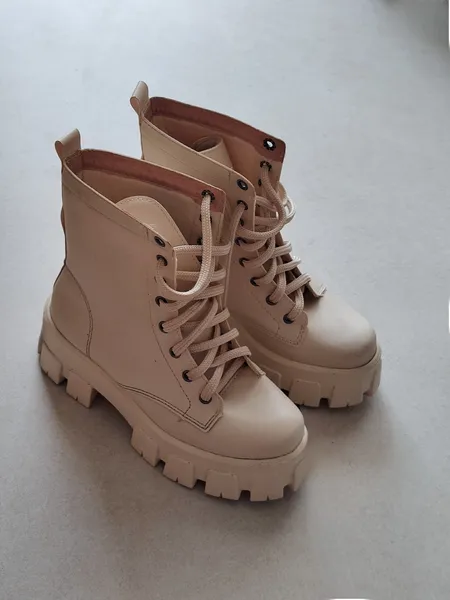 BOTA TRATORADA COR CREME BEM ESTRUTURADA
