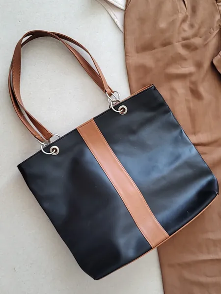 BOLSA GRANDE PRETA COM DETALHES MARROM