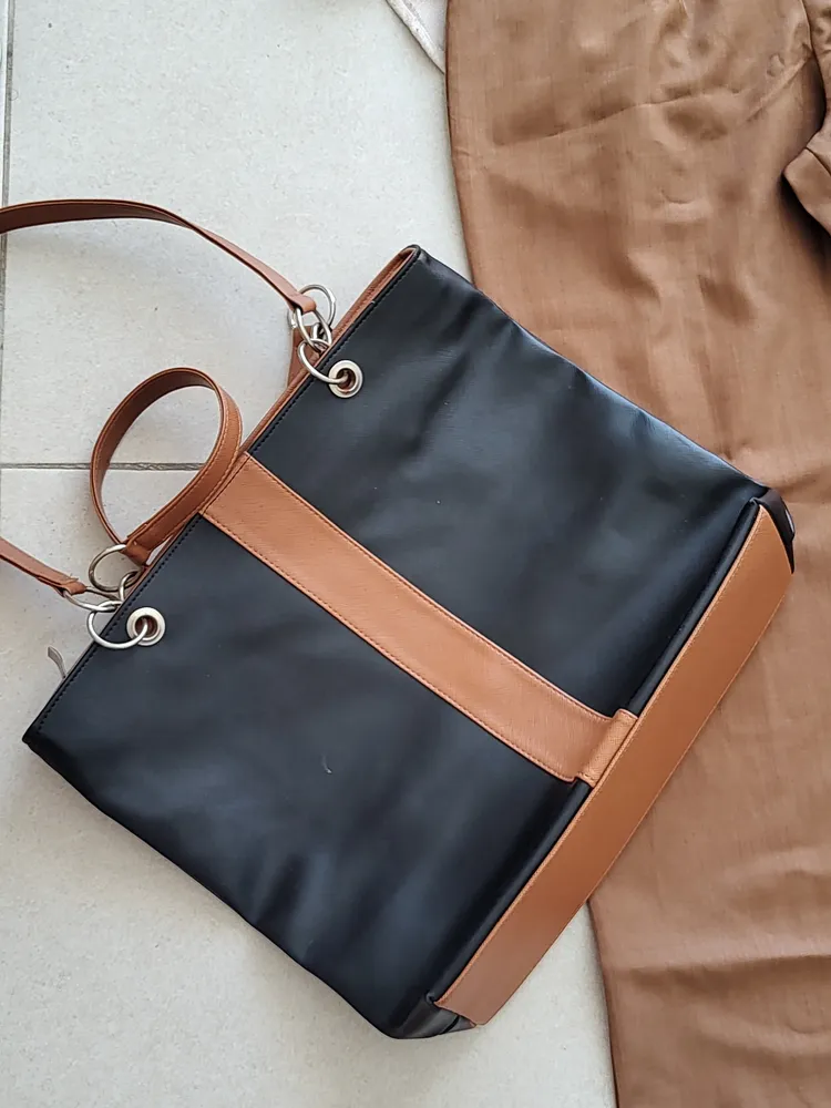 BOLSA GRANDE PRETA COM DETALHES MARROM